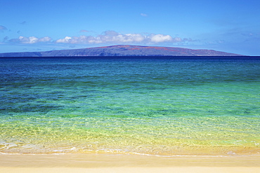 View of the mountains on an hawaiian island from the sandy shore, Hawaii united states of america