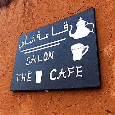 A bilingual sign for a cafe