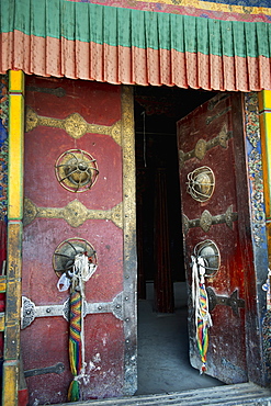 Open door at the sera monastery, Lhana xizang china