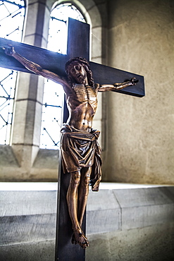 Altartop crucifix in crypt prayer alcove, York, England