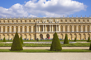 Formal garden in front of a palace, Palace of Versailles, Versailles, France