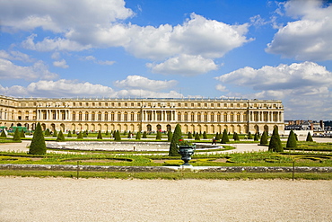 Formal garden in front of a palace, Palace of Versailles, Versailles, France