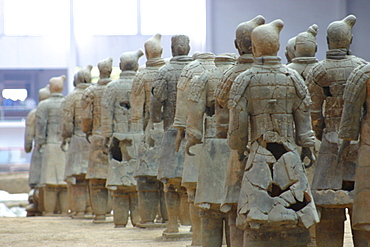 Statues of terracotta soldiers in a row, Xi'an, Shaanxi Province, China