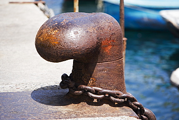 Close-up of a cleat with a chain, Italian Riviera, Santa Margherita Ligure, Genoa, Liguria, Italy