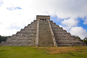 Low angle view of a pyramid on a landscape, Chichen Itza, Yucatan, Mexico