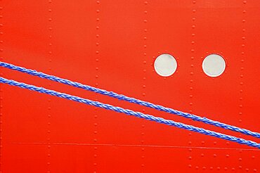 Close-up of a rope in front of a metal sheet