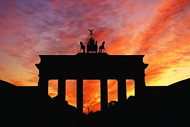 Silhouette of a building at dusk, Quadriga Statue, Brandenburg Gate, Berlin, Germany