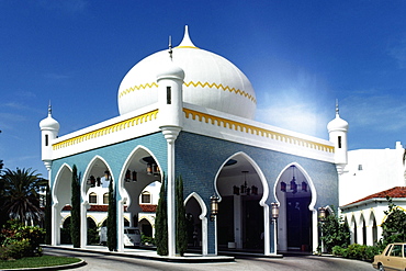 Side view of an elegant hotel lobby on a sunny day, Freeport, Grand Bahamas, Bahamas