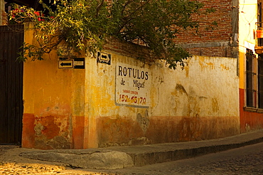 Arrow sign on the wall, Mexico