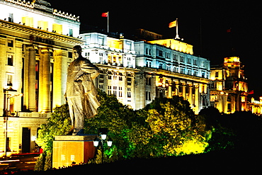 Statue of Mao Tse-tung in front of a building, The Bund, Shanghai, China