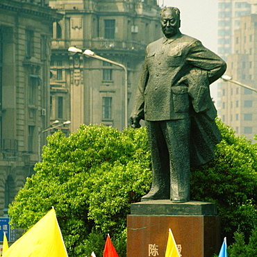 Statue of Mao Tse-tung in a city, The Bund, Shanghai, China