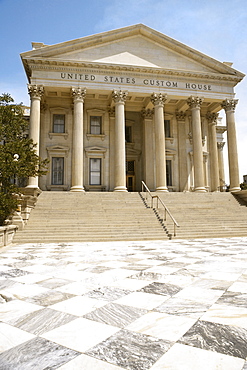 Low angle view of a government building, U.S. Customs House, Charleston, South Carolina, USA