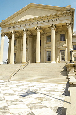 Low angle view of a government building, U.S. Customs House, Charleston, South Carolina, USA