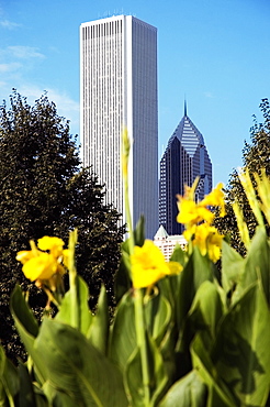 Low angle view of a building in a city, Two Prudential Plaza, Aon Center, Chicago, Illinois, USA