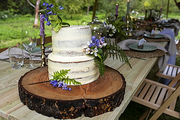 Cake with flower decorations for an outdoor ceremony