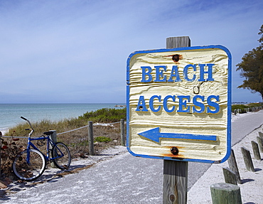 Sign Showing the Way to the Beach, Bradenton, Florida, USA