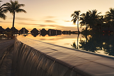 Palm trees overlooking tropical resort, Bora Bora, French Polynesia, Bora Bora, Bora Bora, French Polynesia