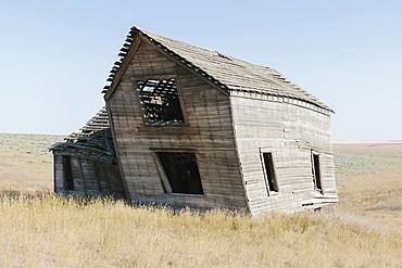 Abandoned farmhouse in vast grassland, Whitman County, Palouse, Washington, United States of America