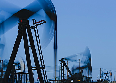 Crude oil extraction from Monterey Shale near Bakersfield, Kern County, California, USA