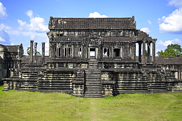 Ankor Wat, a 12th century historic Khmer temple and UNESCO world heritage site. Arches and carved stone temple structures. Archaeological site, Angkor Wat, Cambodia