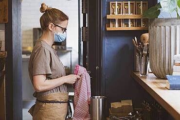 Waitress wearing face mask working in a cafe