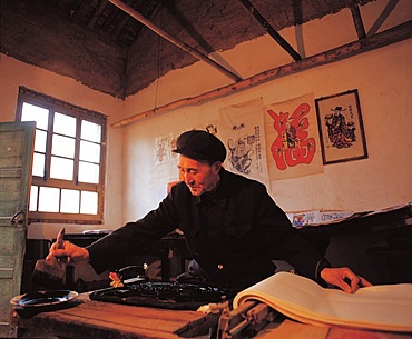 A Shaanxi xylographer at work