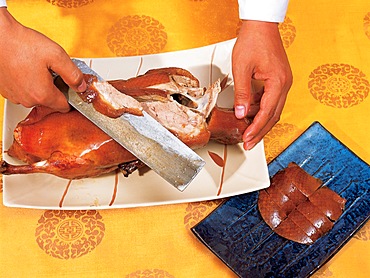 Slicing the roasted duck