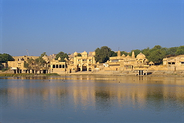 Gadi Sagar (Gadisar Lake) with Tilon ki Pol archway, Jaisalmer, Rajasthan state, India, Asia