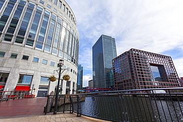 Shopping, restaurants and cafes around the Middle Dock, Canary Wharf, Docklands, London, England, United Kingdom, Europe 