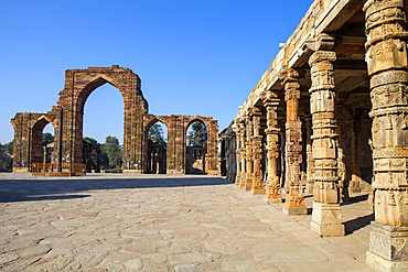 Pillared cloisters, Quqqat-UL-islam Mosque, Qutub Minar, UNESCO World Heritage Site, Delhi, India, Asia