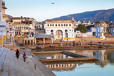 Pushkar Lake and bathing ghats, Pushkar, Rajasthan, India, Asia