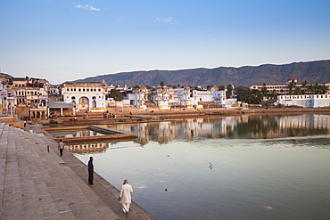 Pushkar Lake and bathing ghats, Pushkar, Rajasthan, India, Asia