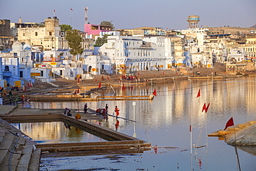 Pushkar Lake and bathing ghats, Pushkar, Rajasthan, India, Asia