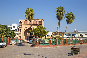 Gate in the old city, Lucknow, Uttar Pradesh, India, Asia