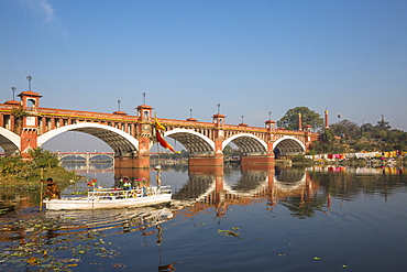 Bridge over Gomti River, Lucknow, Uttar Pradesh, India, Asia