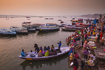 Dashashwamedh Ghat, the main ghat on the Ganges River, Varanasi, Uttar Pradesh, India, Asia