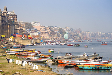 Washing drying on banks of Ganges River, Varanasi, Uttar Pradesh, India, Asia