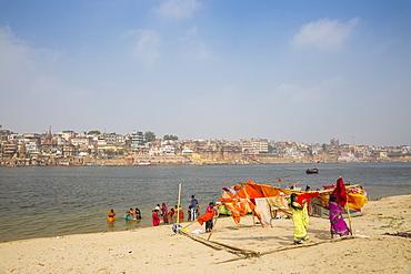 Hanging up washing on banks of Ganges River, Varanasi, Uttar Pradesh, India, Asia