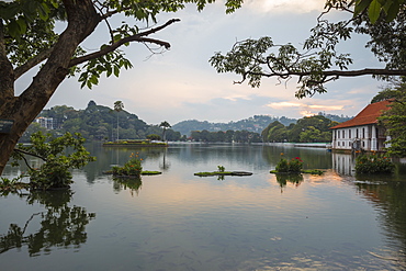 Kandy Lake, Kandy, UNESCO World Heritage Site, Central Province, Sri Lanka, Asia