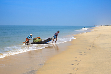 Fishermen, Marari Beach, Alleppey (Alappuzha), Kerala, India, Asia