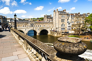 Pulteney Bridge over the River Avon, Bath, Avon and Somerset, England, United Kingdom, Europe 