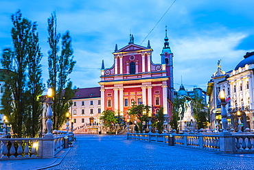 Ljubljana at night. Franciscan Church of the Annunciation seen from the Triple Bridge (Tromostovje), Ljubljana, Slovenia, Europe