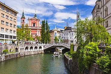 Ljubljanica River, Ljubljana triple bridge (Tromostovje) and the Franciscan Church of the Annunciation, Ljubljana, Slovenia, Europe