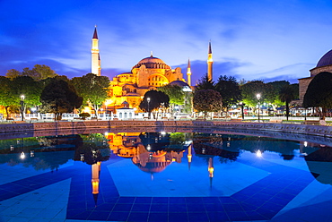 Hagia Sophia (Aya Sofya) (Santa Sofia), UNESCO World Heritage Site, reflection at night, Sultanahmet Square Park, Istanbul, Turkey, Europe