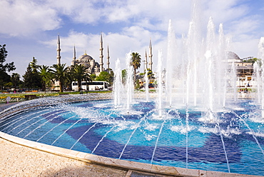 Blue Mosque (Sultan Ahmed Mosque) (Sultan Ahmet Camii) and fountain in Sultanahmet Park, Istanbul, Turkey, Europe