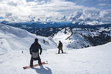 Snowboarders in the Morzine Ski Area, Port du Soleil, Auvergne Rhone Alpes, French Alps, France, Europe