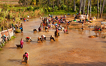 Villagers panning for diamonds, Ilakaka, Madagascar, Africa