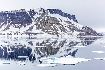 Alkefjellet (Auk Mountain) at Kapp Fanshawe, Spitsbergen, Svalbard, Norway, Scandinavia, Europe