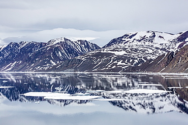 Reflected waters off Kapp Fanshawe, Spitsbergen, Svalbard, Norway, Scandinavia, Europe