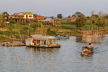 River family living on the Tonle Sap River in Kampong Chhnang, Cambodia, Indochina, Southeast Asia, Asia